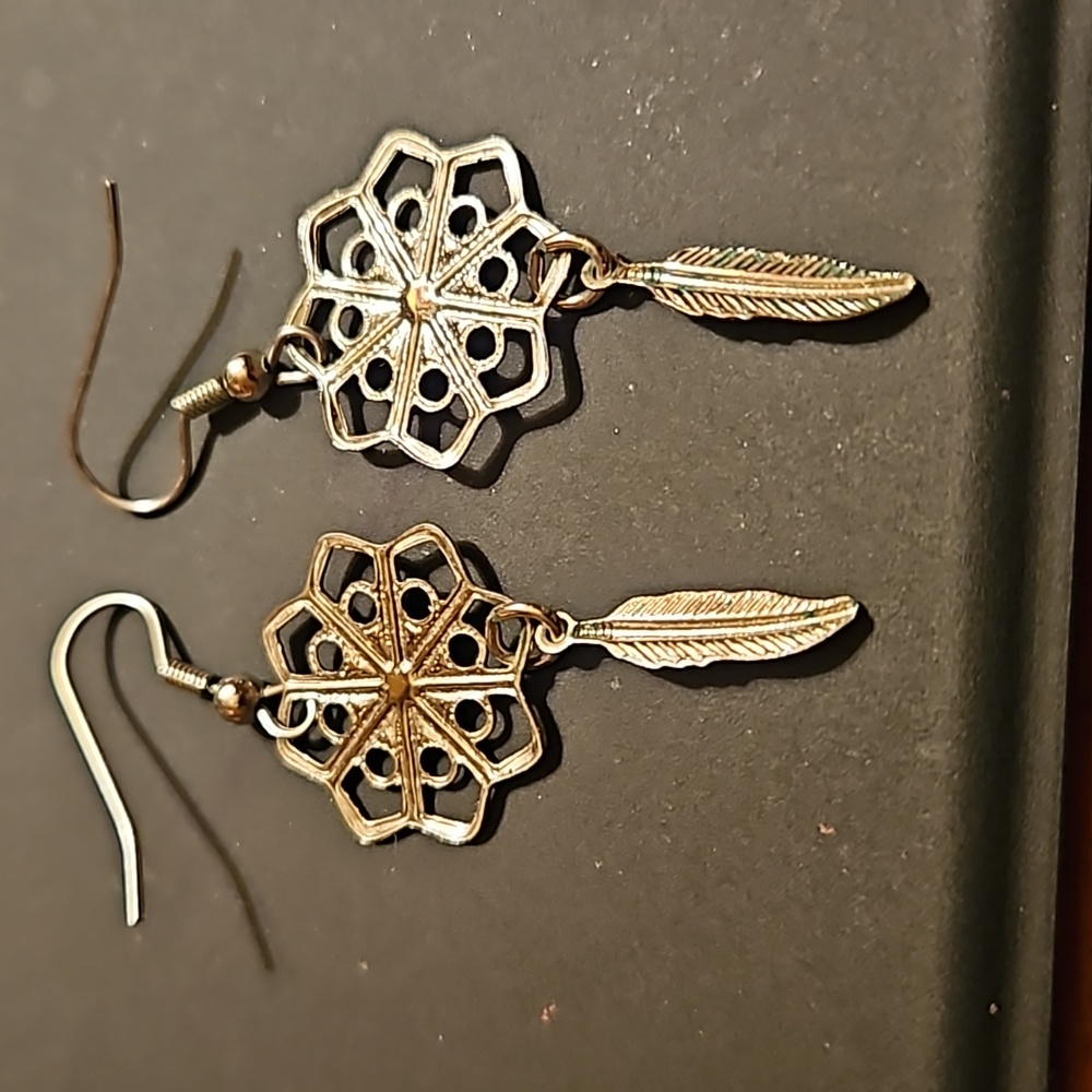 Southwest Silver Tone Feathered Earrings - Picture 3 of 6